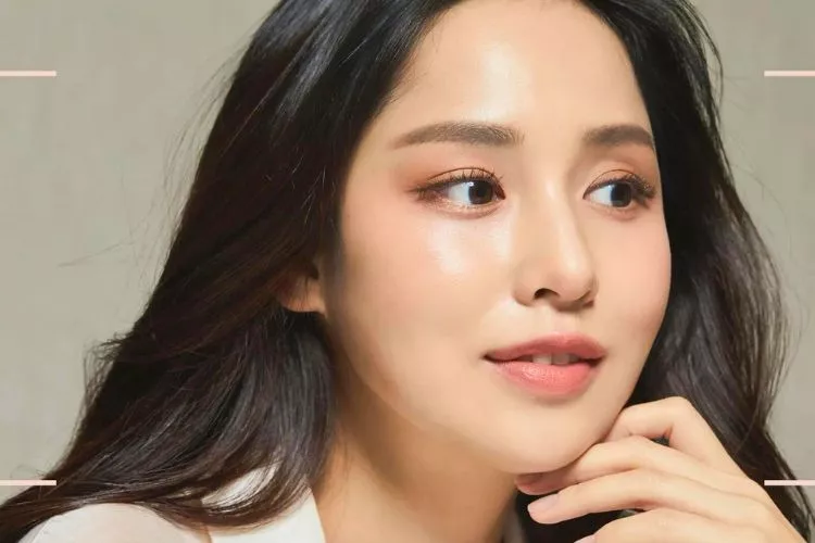 How do Korean girls make their eyes bigger